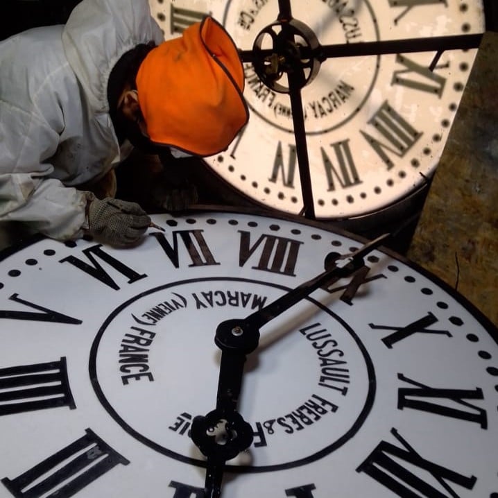 gerarado reparando un reloj monumental
